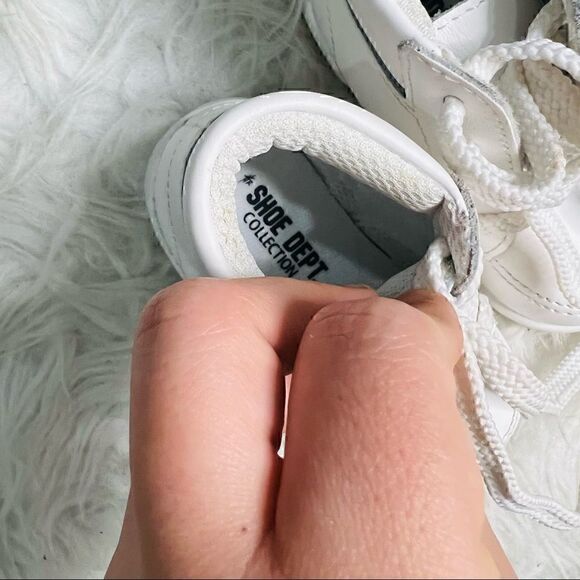 Classy white baby shoes size 4 W - Picture 13 of 13